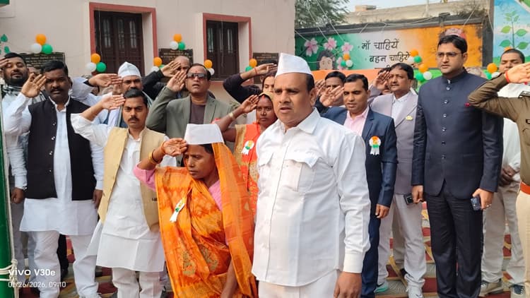 मोहनिया अनुमंडल मुख्यालय में आन बान शान से फहराया तिरंगा