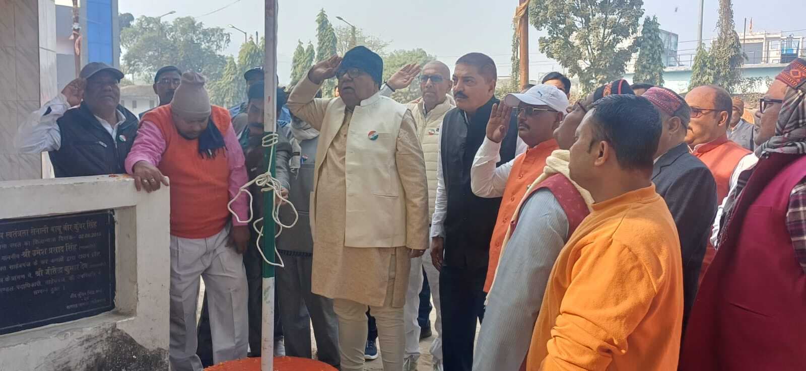 वीर कुंवर सिंह मंच संरक्षक ने फहराया झंडा