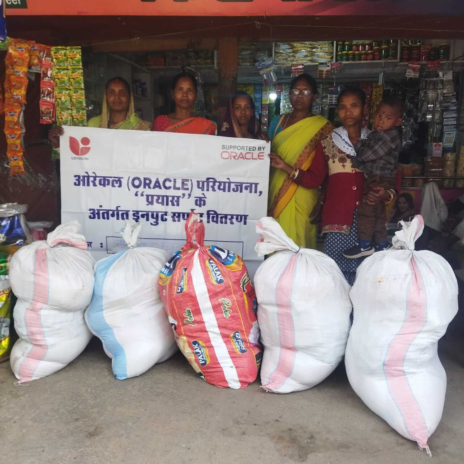 महिला किसानों के बीच राशन सामग्री वितरित