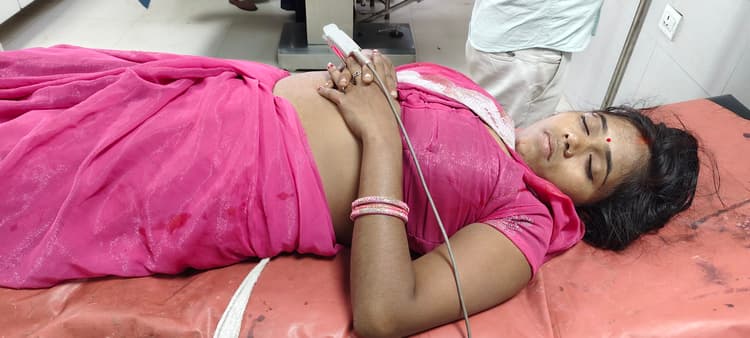 चलती बाइक से गिरकर महिला जख्मी, रेफर