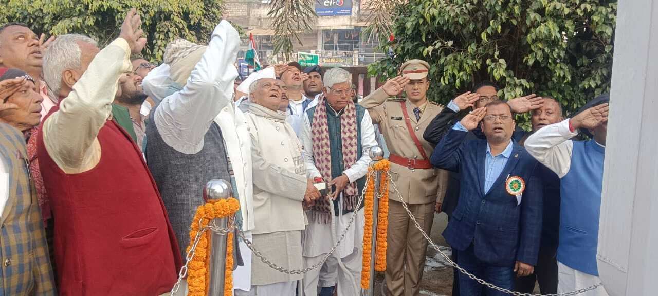 तारापुर शहीद स्मारक पर पूर्व मंत्री ने रिमोट दबाकर सौ फीट का लहराया तिरंगा