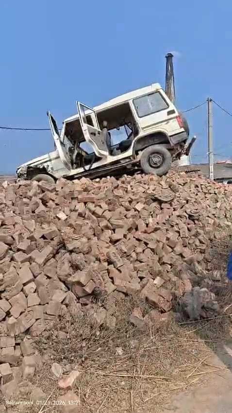 बाइक व बोलेरो में हुई टक्कर, शिक्षक जख्मी