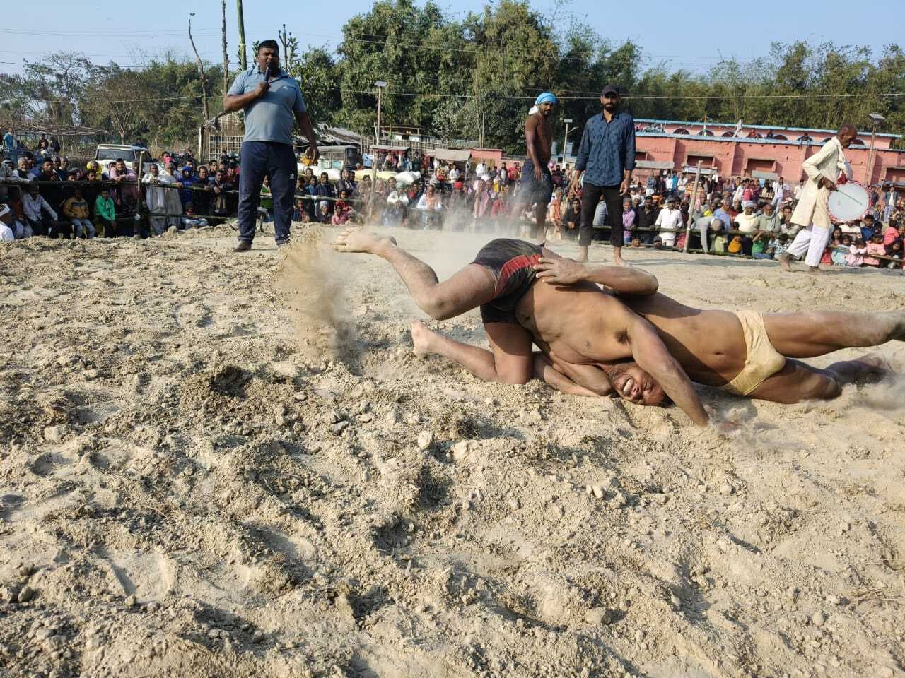 मौरा रामनगर गांव में दंगल प्रतियोगिता का हुआ आयोजन