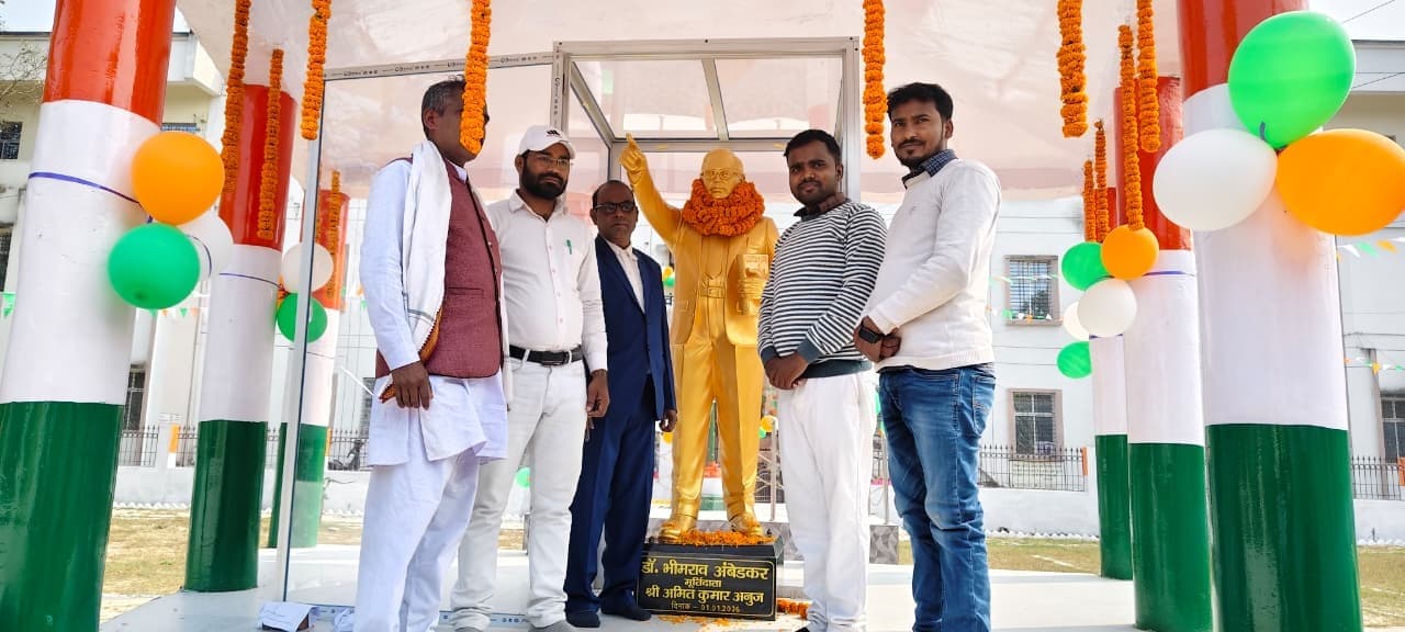 बाबा साहेब आंबेडकर की लगायी गयी प्रतिमा