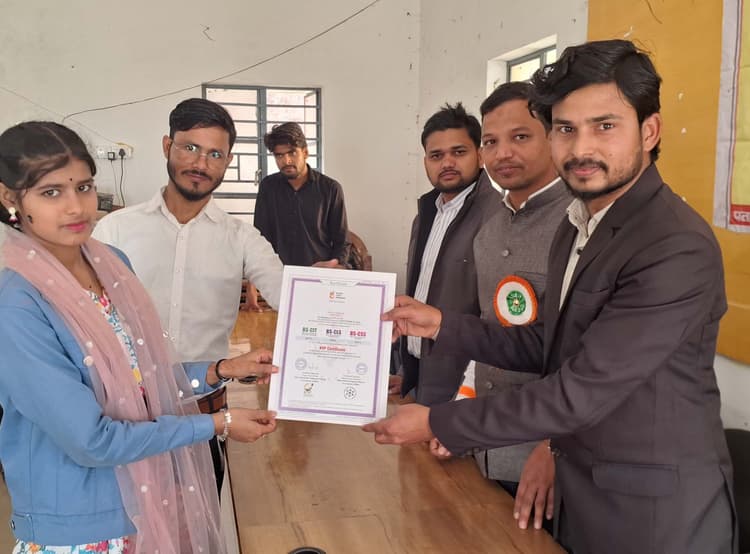 कुशल युवा कार्यक्रम के प्रशिक्षण के बाद छात्रों को प्रमाण पत्र वितरित