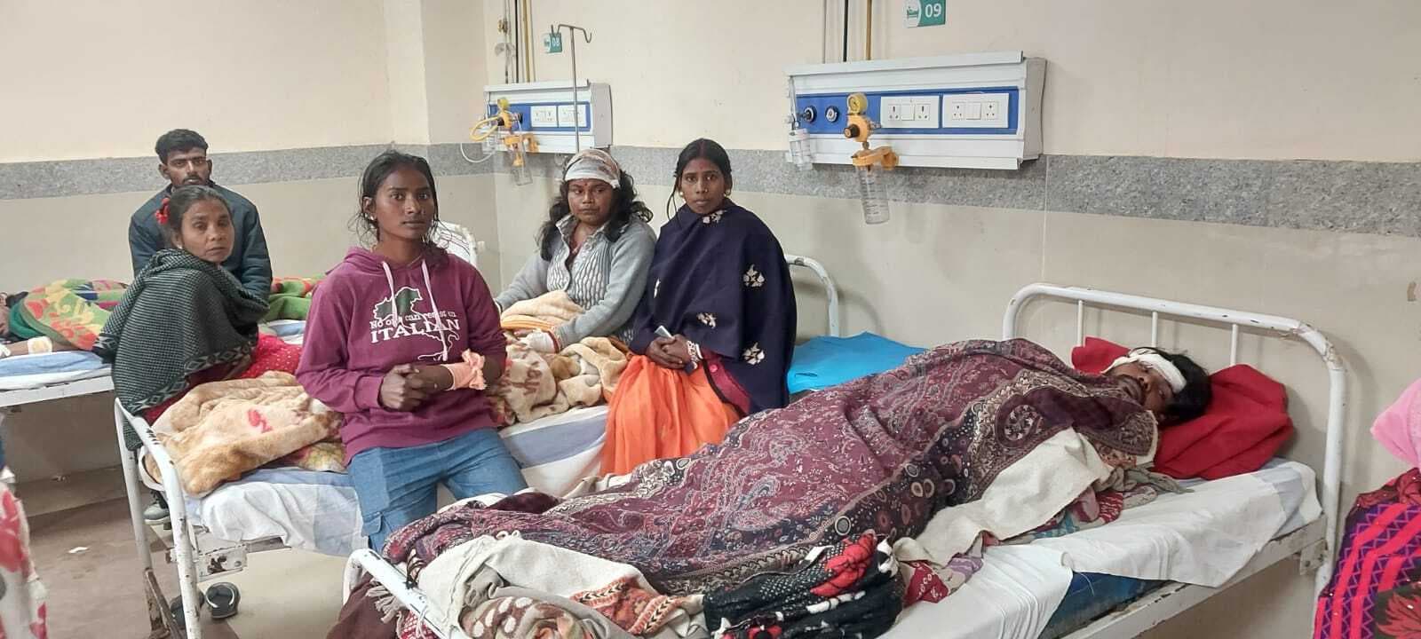 पंडाल में शराब पीकर आने के लिए मना किया तो दो महिला सहित आधा दर्जन लोगों को पीटा
