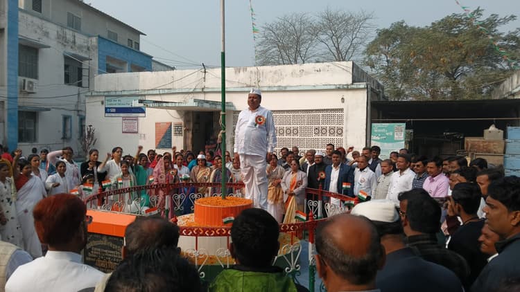 Samastipur News:सरकारी व गैर सरकारी संस्थानों पर फहराया गया तिरंगा