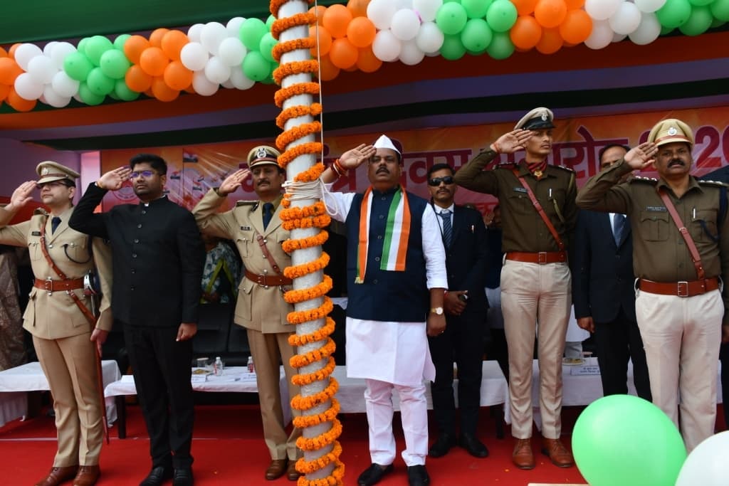 77 वें गणतंत्र दिवस पर लहराया तिरंगा, मुख्य समारोह में प्रभारी मंत्री ने किया झंडोत्तोलन