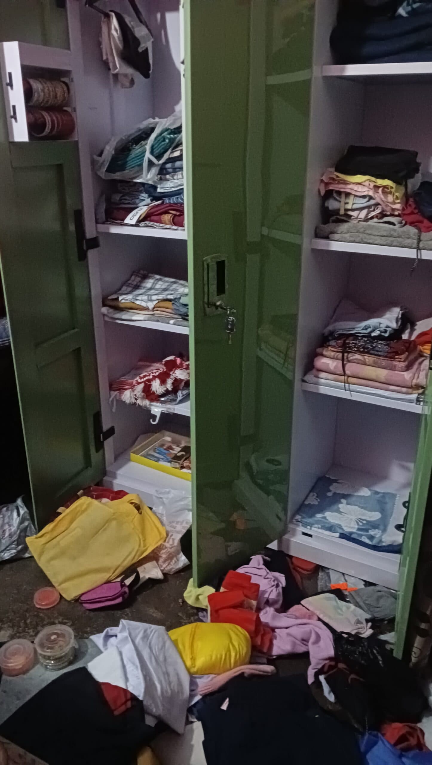 Dhanbad News : चोपड़ा कॉलोनी में तीन आवासों का ताला तोड़ लाखों की संपत्ति चोरी