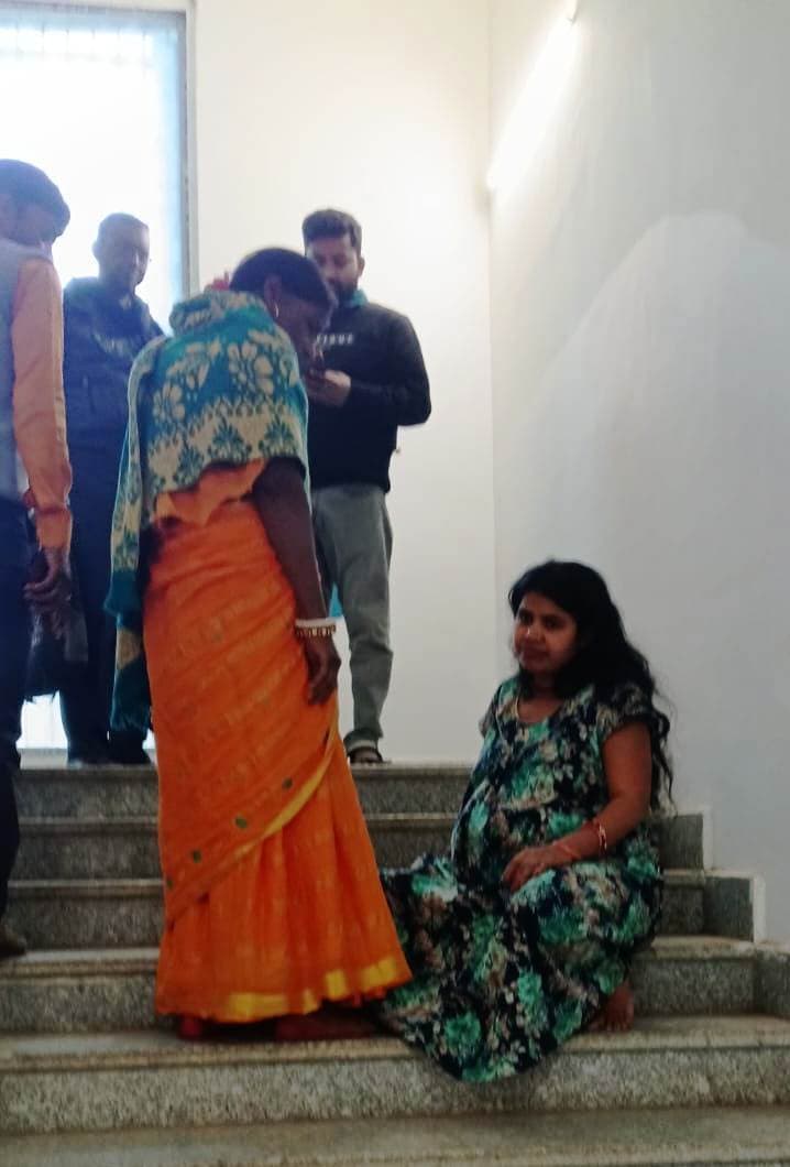 लिफ्ट रहा खराब, सीढ़ी से उतरने के दौरान दर्द से परेशान गर्भवती जमीन पर बैठी