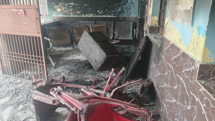 पंचायत भवन में लगी आग, लाखों की संपत्ति का नुकसान