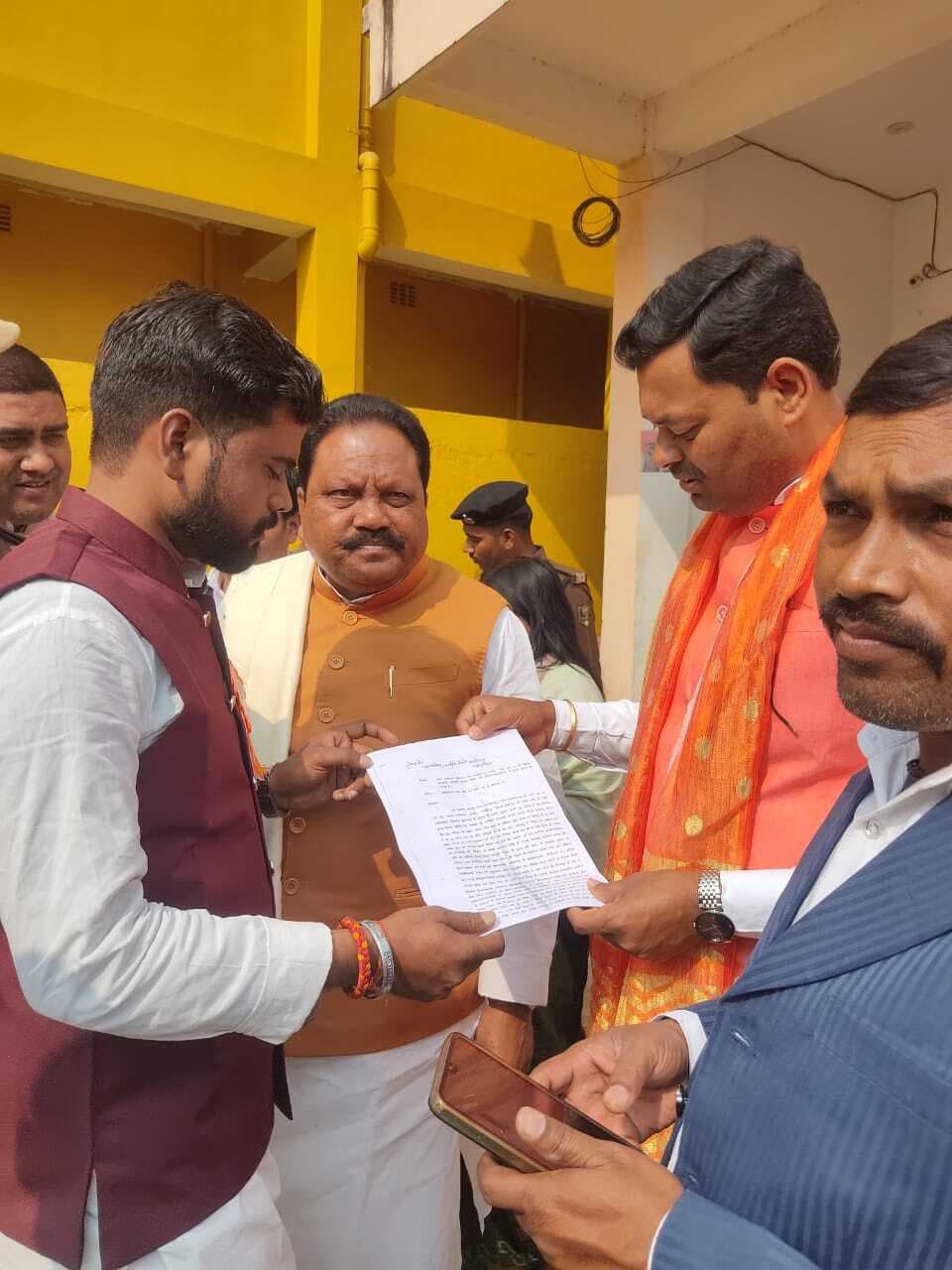 सड़क पर अतिक्रमण हटाने की मांग को ले प्रभारी मंत्री को सौंपा आवेदन