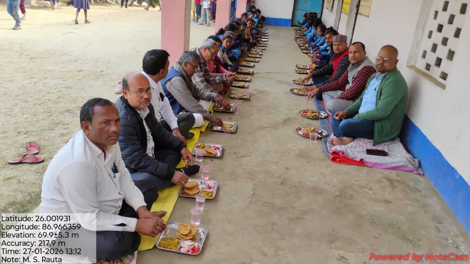 कामेश्वर मध्य विद्यालय रौता में तिथि भोज का छात्रों ने लिया आनंद