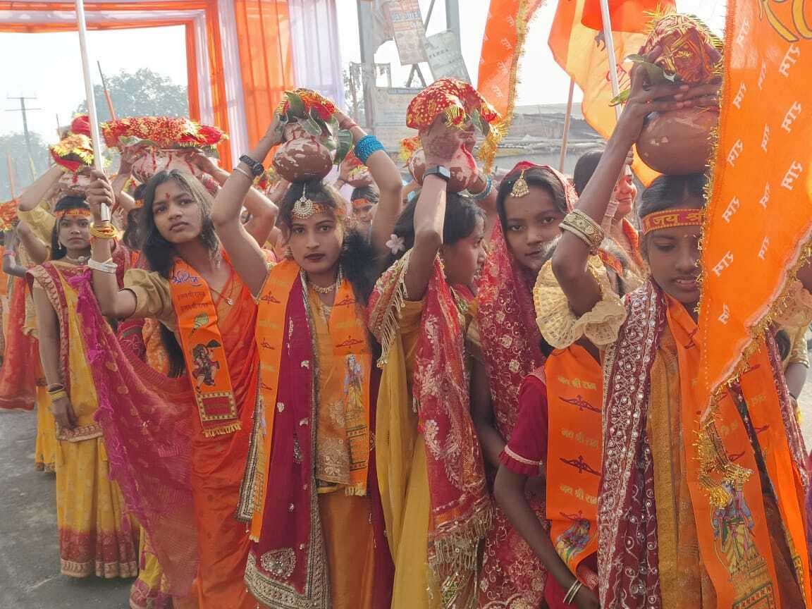 प्रतिमा की प्राण प्रतिष्ठा को ले निकाली गयी कलश शोभायात्रा