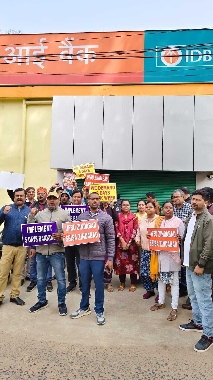 पांच दिवसीय बैंकिंग की मांग, बैंकों में काम-काज रहा ठप