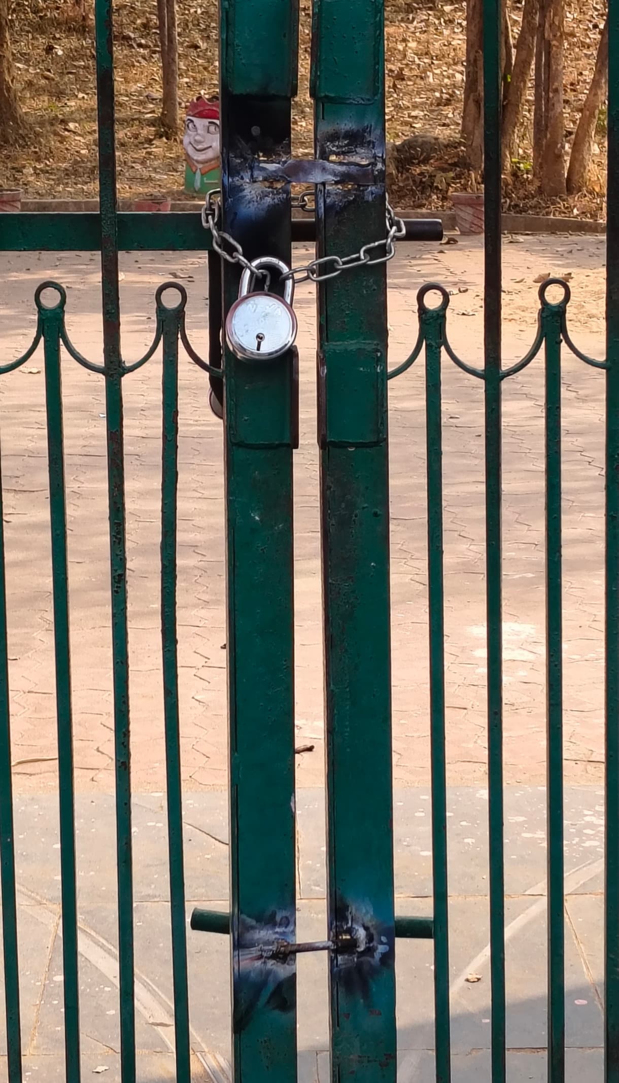 पार्क बंद किये जाने के विरोध में सड़क पर उतरे लोग