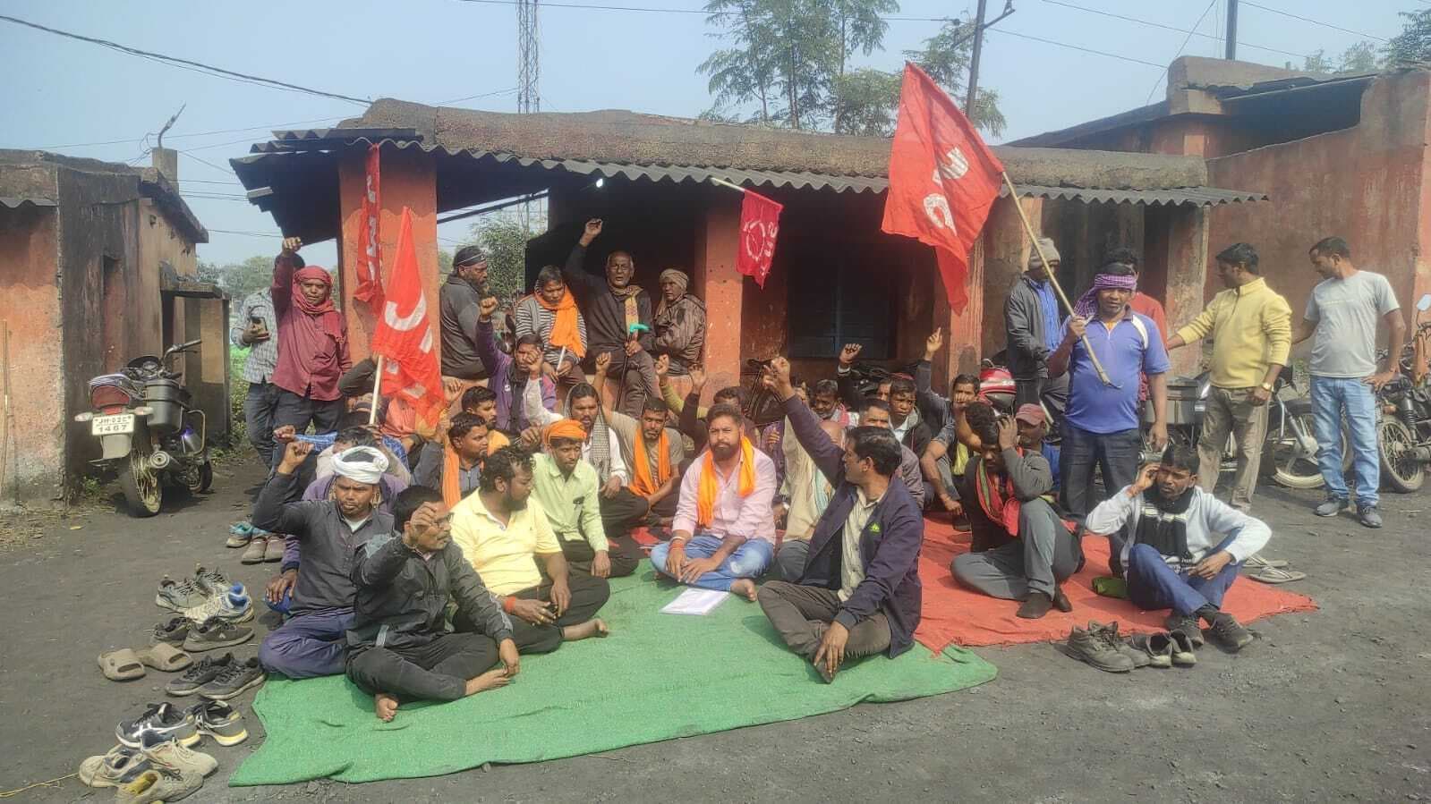 वेतन बढ़ोतरी की मांग को लेकर मुंशी हड़ताल पर