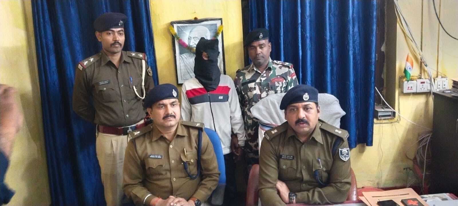 हवाइ फायरिंग कर वीडियो वायरल करने वाला मुख्य आरोपित कट्टा व दो कारतूस के साथ किया गिरफ्तार