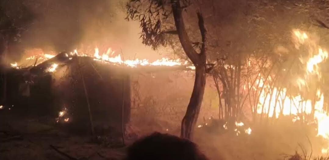 रहमतपुर आदिवासी टोले में भीषण आगलगी, छह परिवारों के घर जले