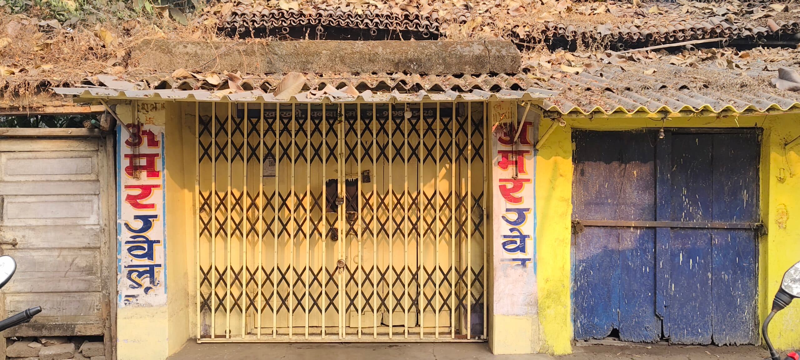 Dhanbad News : सेंधमार कर ज्वेलर्स दुकान से नगदी समेत लाखों के जेवरात चोरी