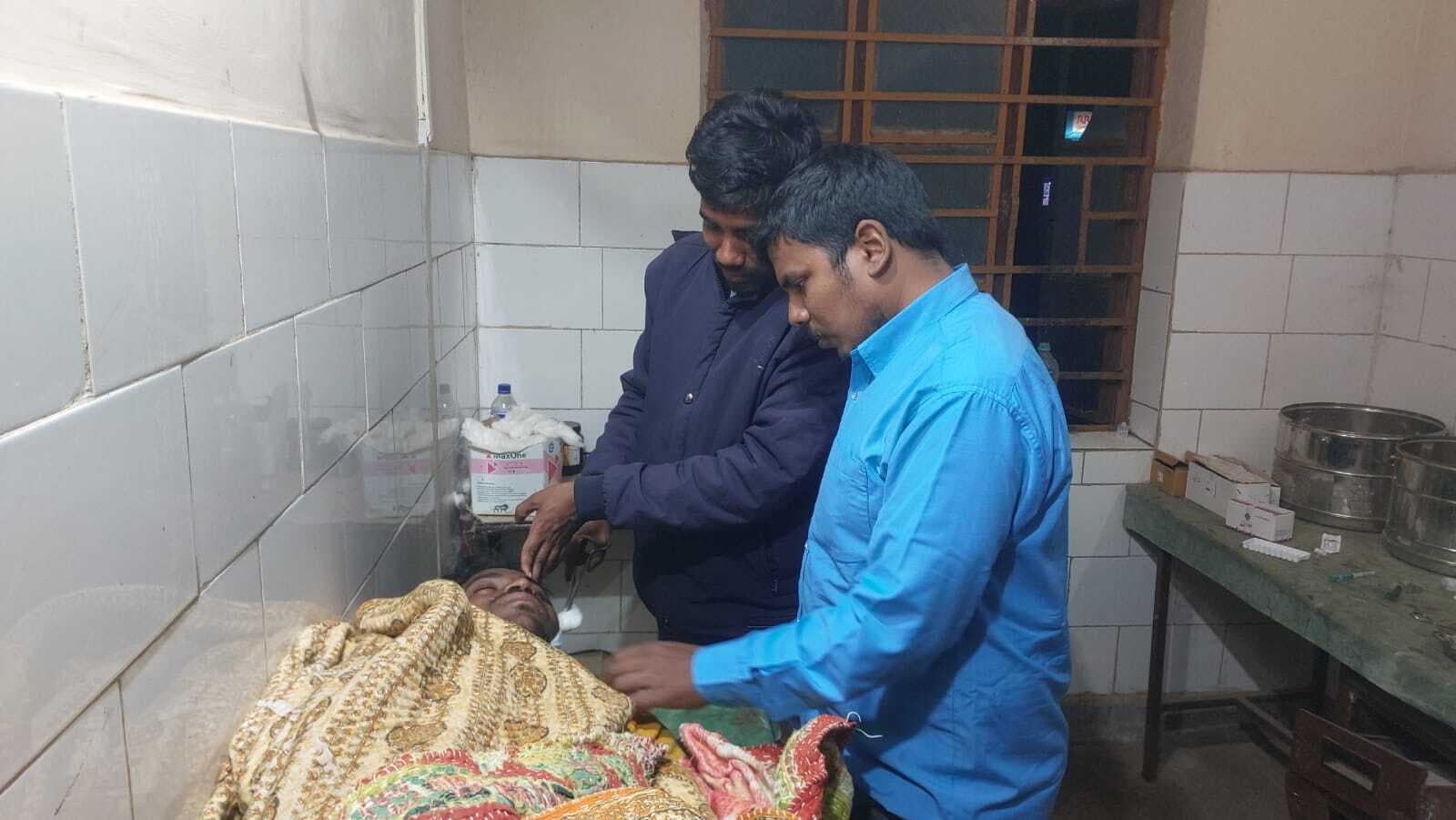 चरकपानी में बाइक से गिरकर युवक जख्मी