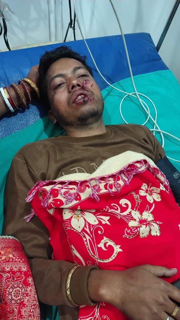 Deoghar news : एंबुलेंस की टक्कर के बाद कार ट्रक से भिड़ी, महिला-बच्चे समेत 10 घायल