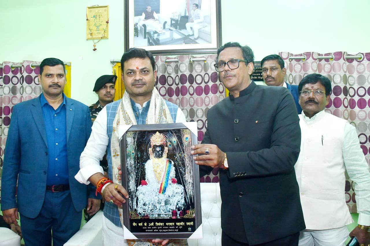 लिट्टी-चोखा भोज में शामिल हुए प्रभारी मंत्री संजय सिंह