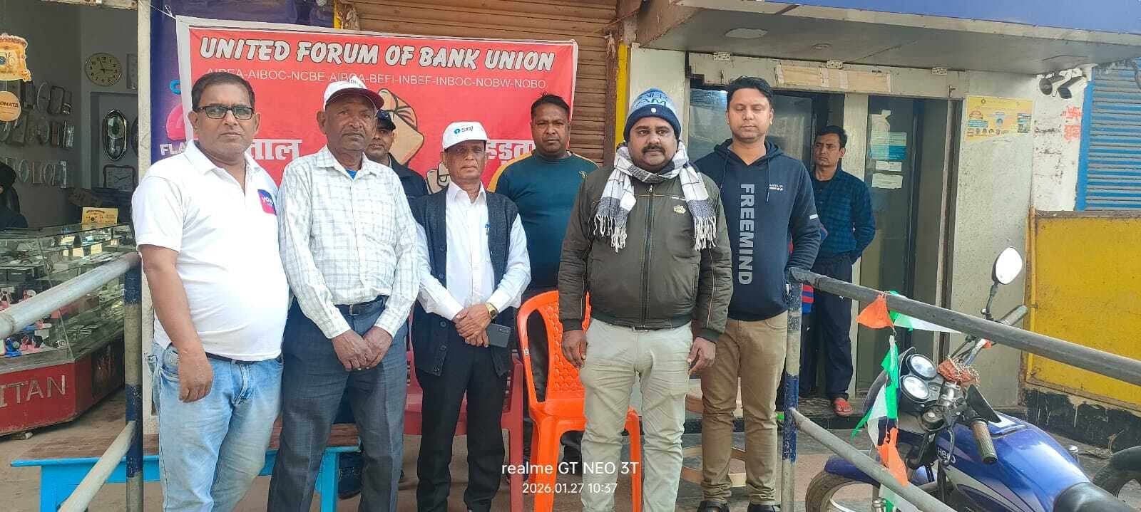 अपनी विभिन्न मांगों को ले हड़ताल पर रहे बैंककर्मी