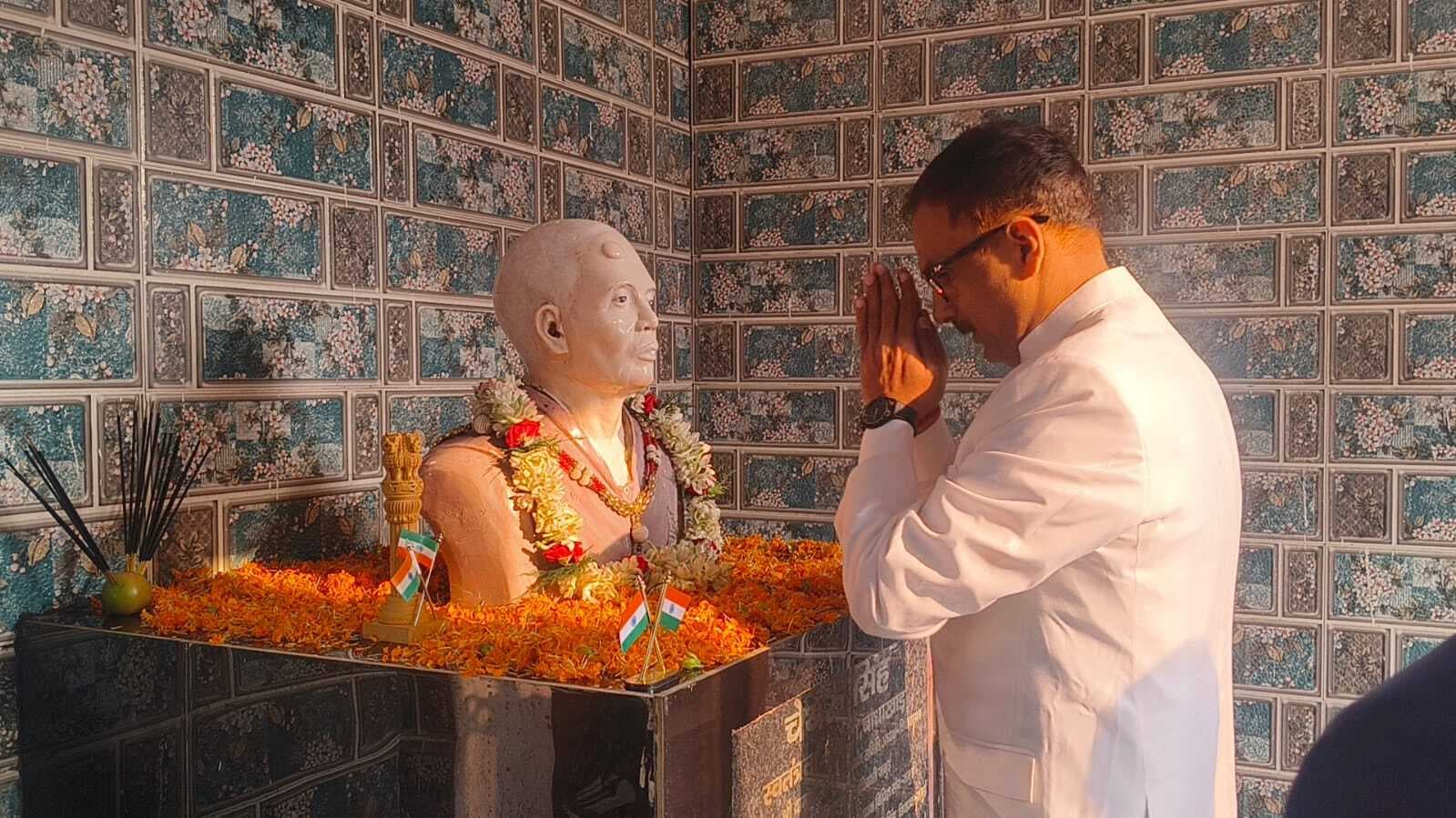 कचहरी परिसर में बाबू चेथरु सिंह को दी गयी श्रद्धांजलि