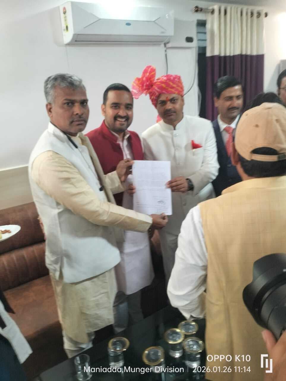 मौरा घाट पर बालू खनन पर रोक की मांग, मंत्री को सौंपा ज्ञापन