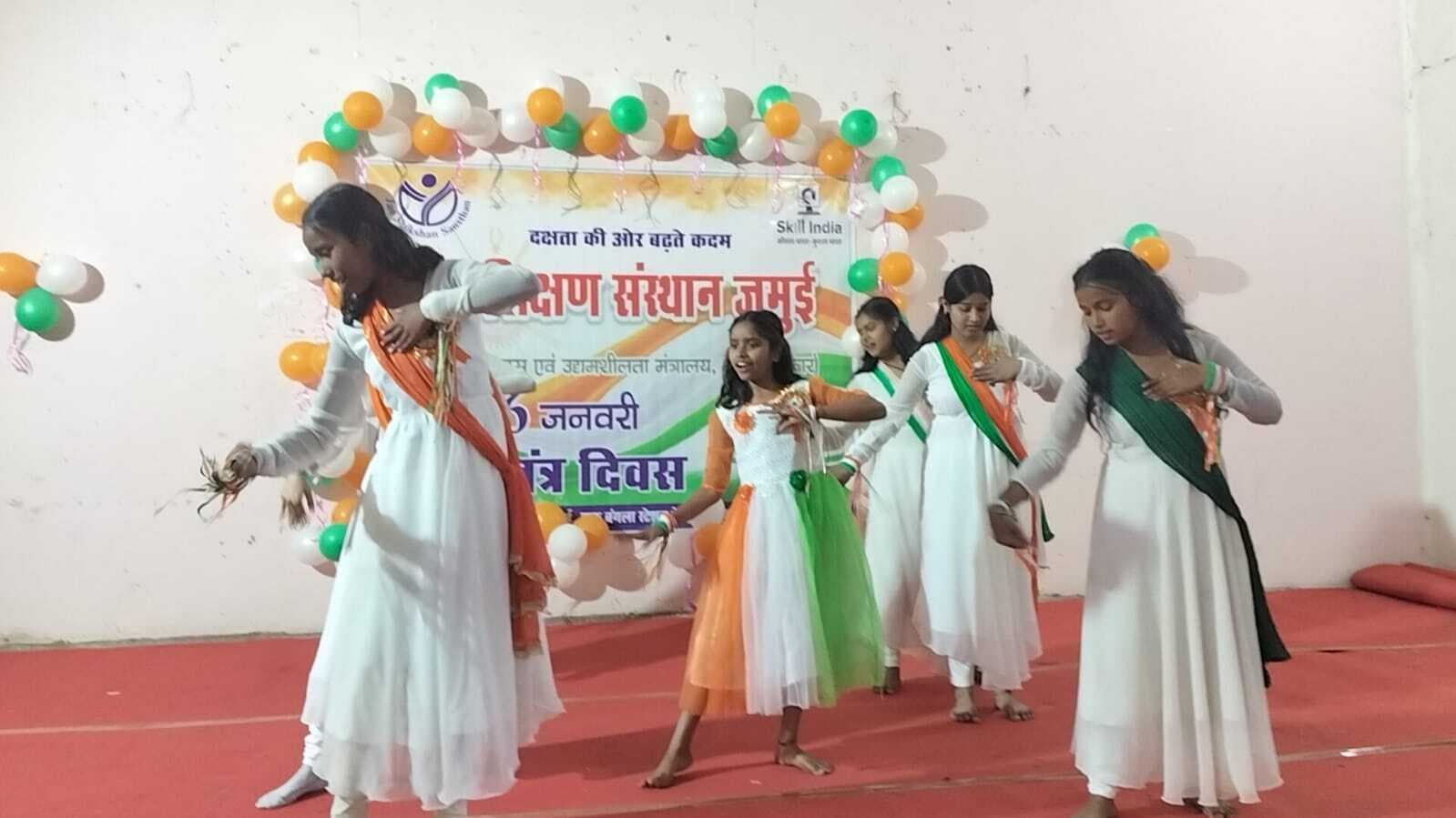 सांस्कृतिक कार्यक्रम में प्रशिक्षुओं ने मोहा मन