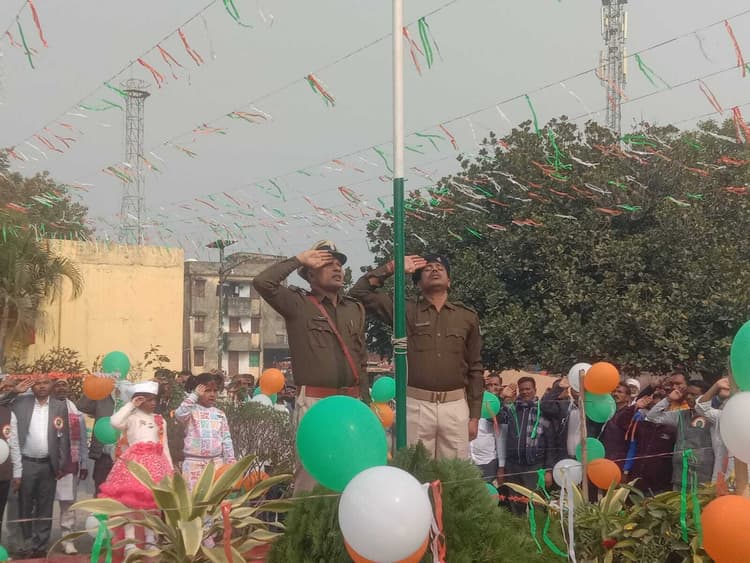 मारगोमुंडा : बीडीओ ने झंडोत्तोलन कर तिरंगे को दी सलामी