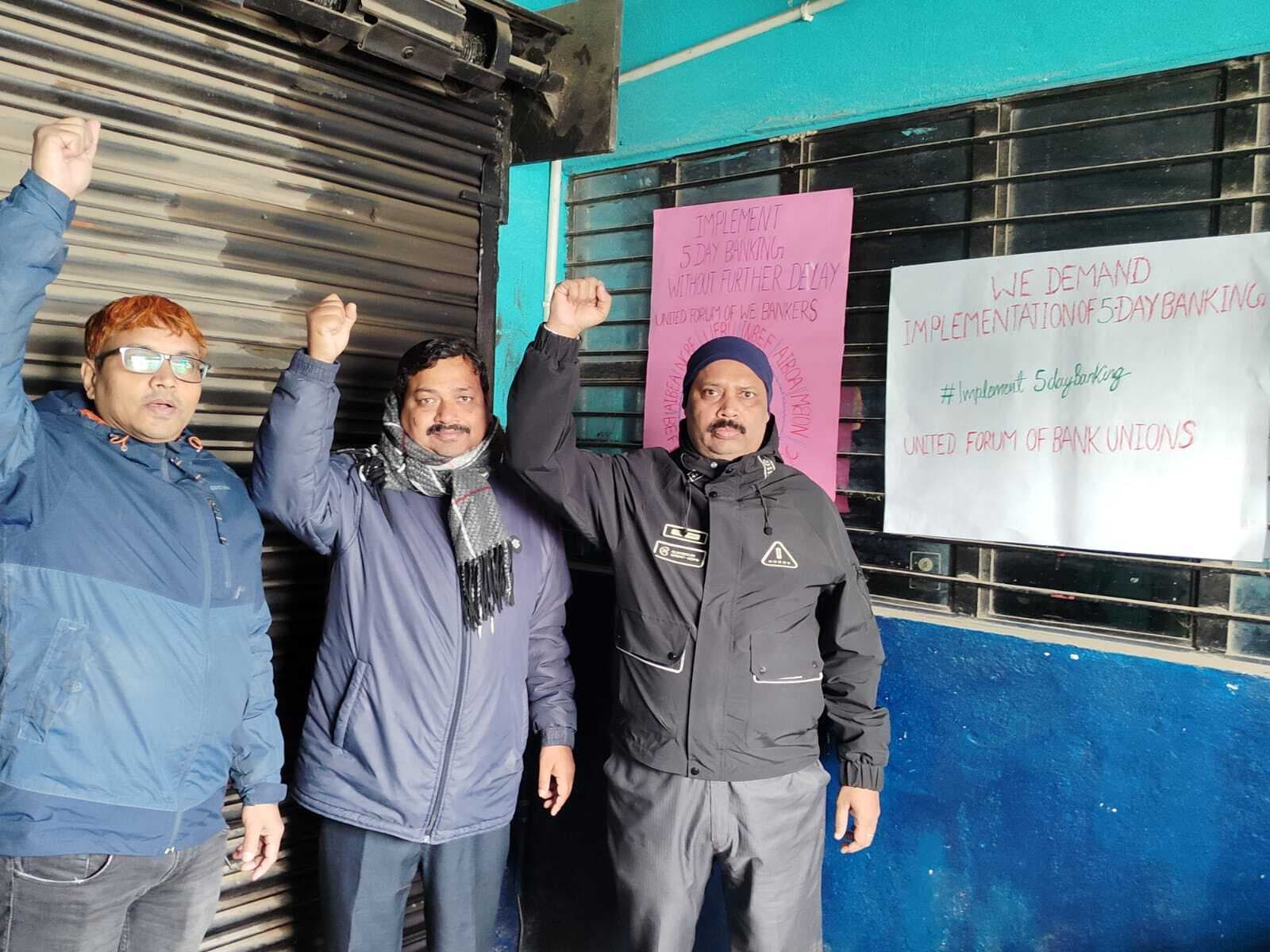 मांगों को लेकर बैंक कर्मियों ने दिया धरना, किया प्रदर्शन