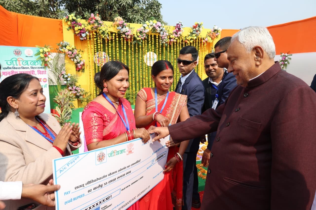 योजनाओं के क्रियान्वयन का कार्य बेहतर ढंग से निर्धारित समय सीमा के अंदर पूर्ण कराएं : सीएम