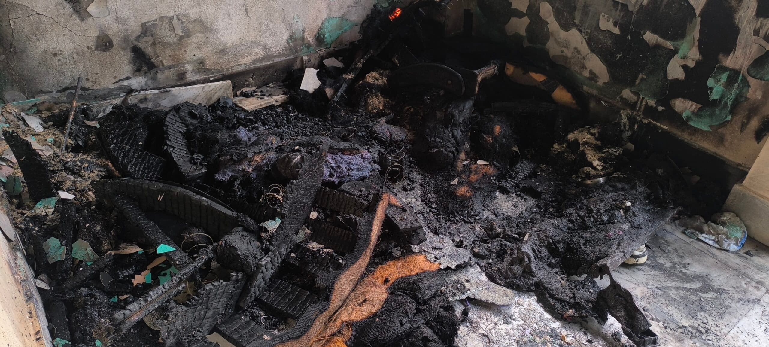 Giridih News: शॉर्ट सर्किट से घर में लगी आग, परिजनों ने बचायी जान