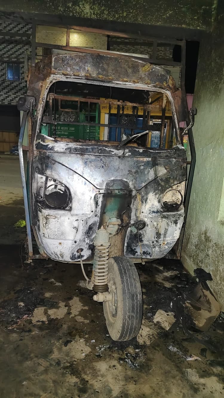 Giridih News: शॉर्ट सर्किट से ऑटो में लगी आग, हजारों का नुकसान