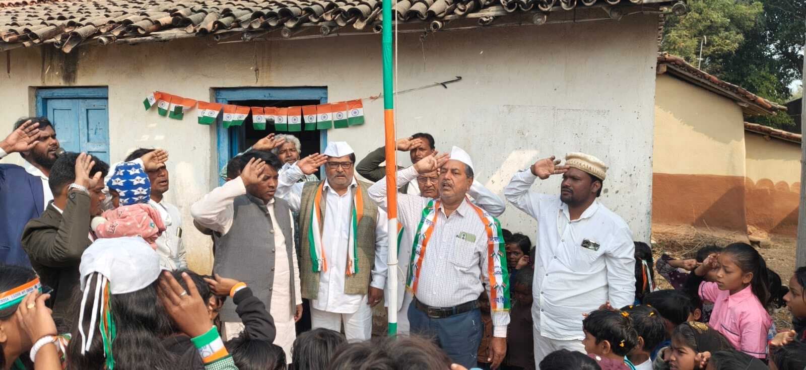 कांग्रेसियों ने गणतंत्र दिवस पर फहराया तिरंगा