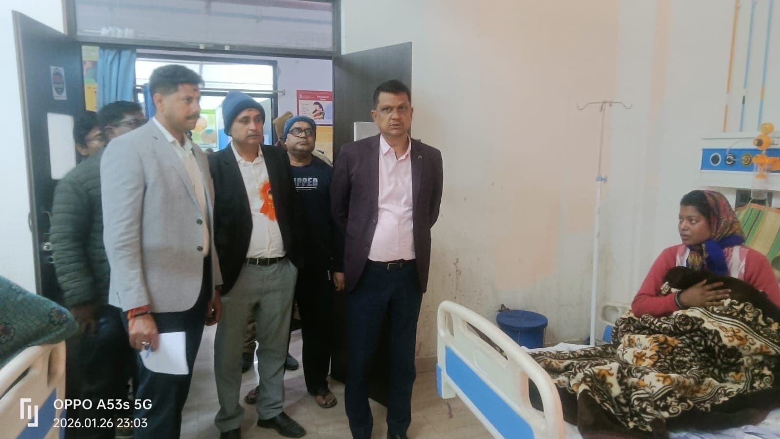 डीएम ने देर रात किया अनुमंडलीय अस्पताल का निरीक्षण