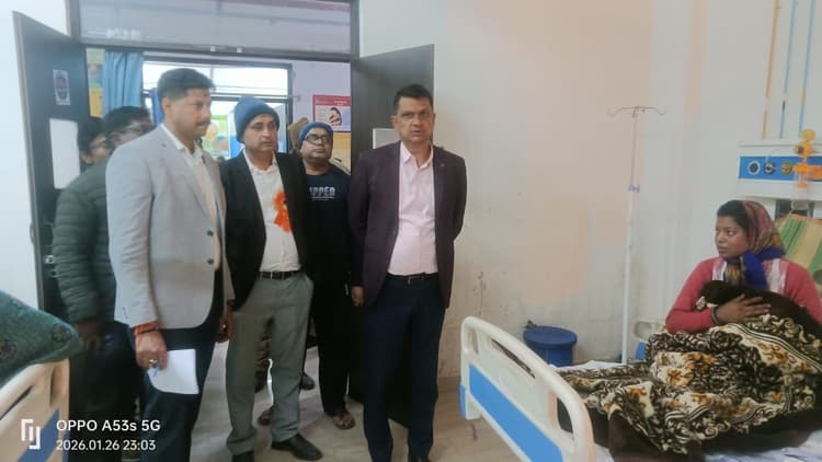 डीएम ने देर रात किया अनुमंडलीय अस्पताल का निरीक्षण