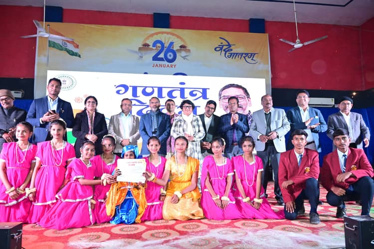 Giridih News: गणतंत्र दिवस पर नगर भवन में सांस्कृतिक कार्यक्रम का आयोजन