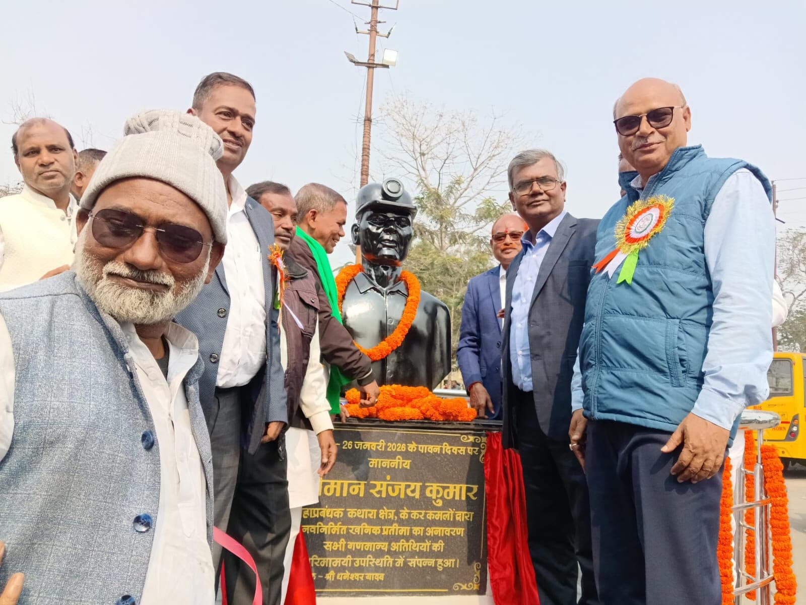 Bokaro News : कथारा में खनिक की प्रतिमा का अनावरण