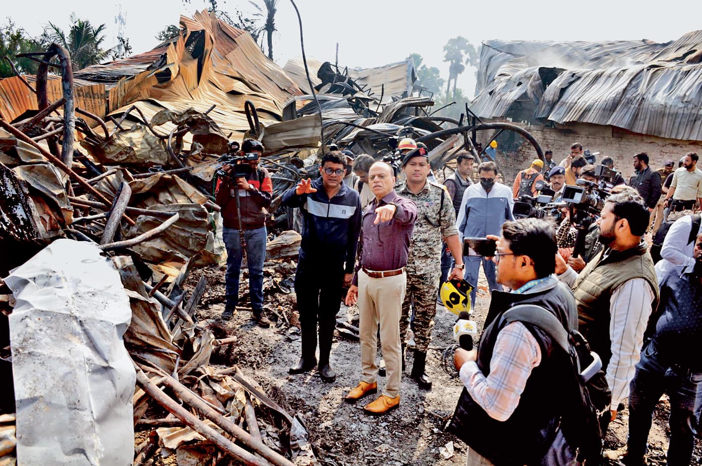 जली फैक्टरी और गोदामों के बाहर मची रही चीख-पुकार