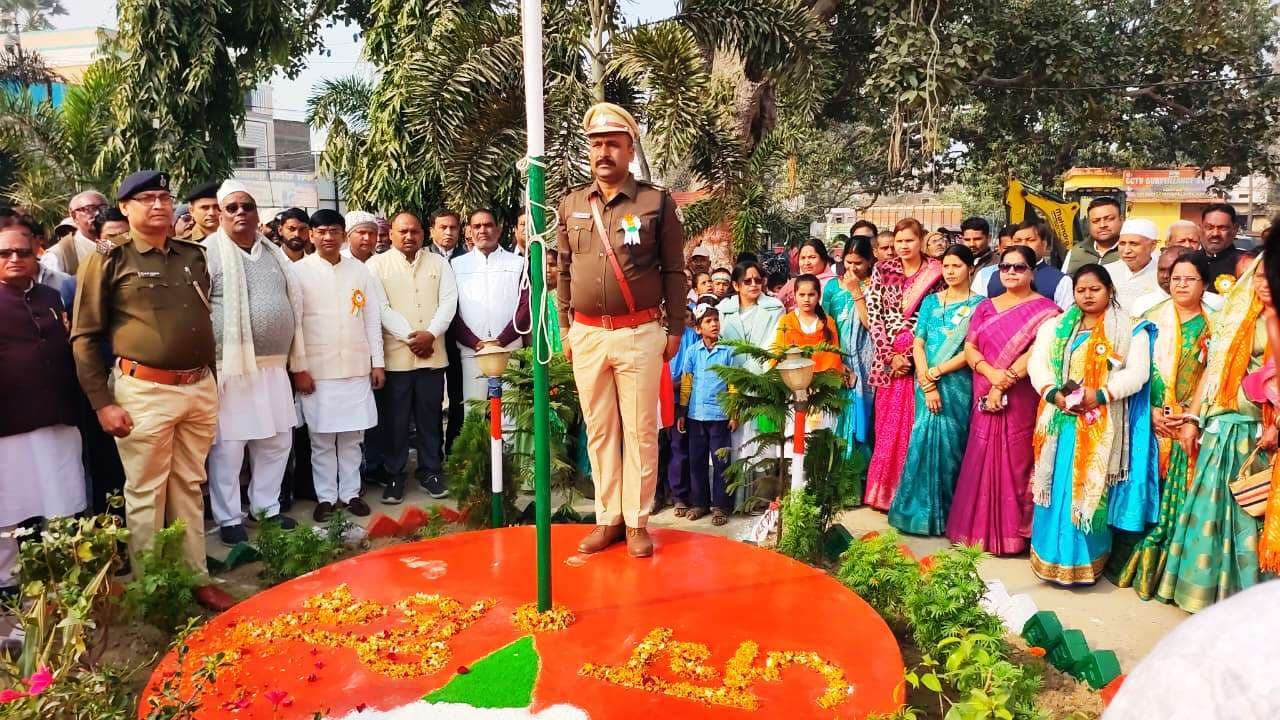 Bhagalpur news झंडोत्तोलन कर तिरंगे को दी सलामी