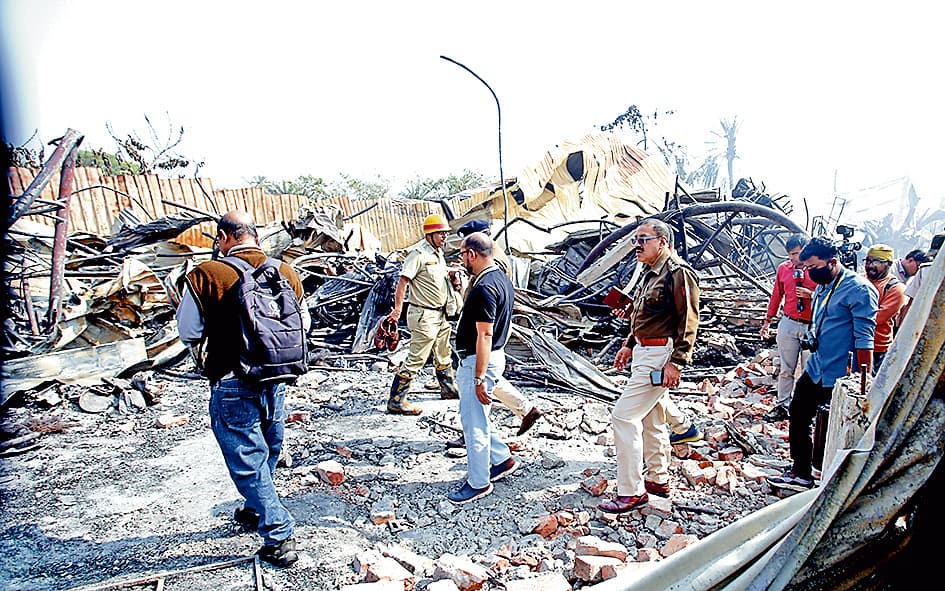 सुरक्षा मानकों की अनदेखी के चलते आग ने निगल लीं 13 जिंदगियां