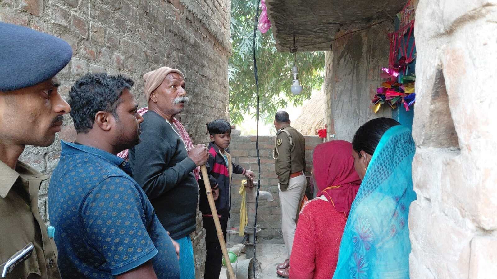 शादी के लिए रखे लाखों के गहने व तीन लाख रुपये नकदी की चोरी