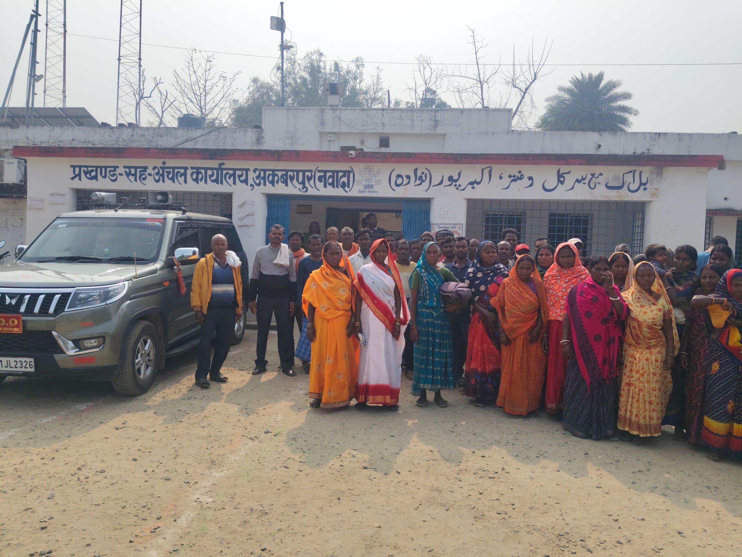 प्रखंड मुख्यालय में लोगों का प्रदर्शन