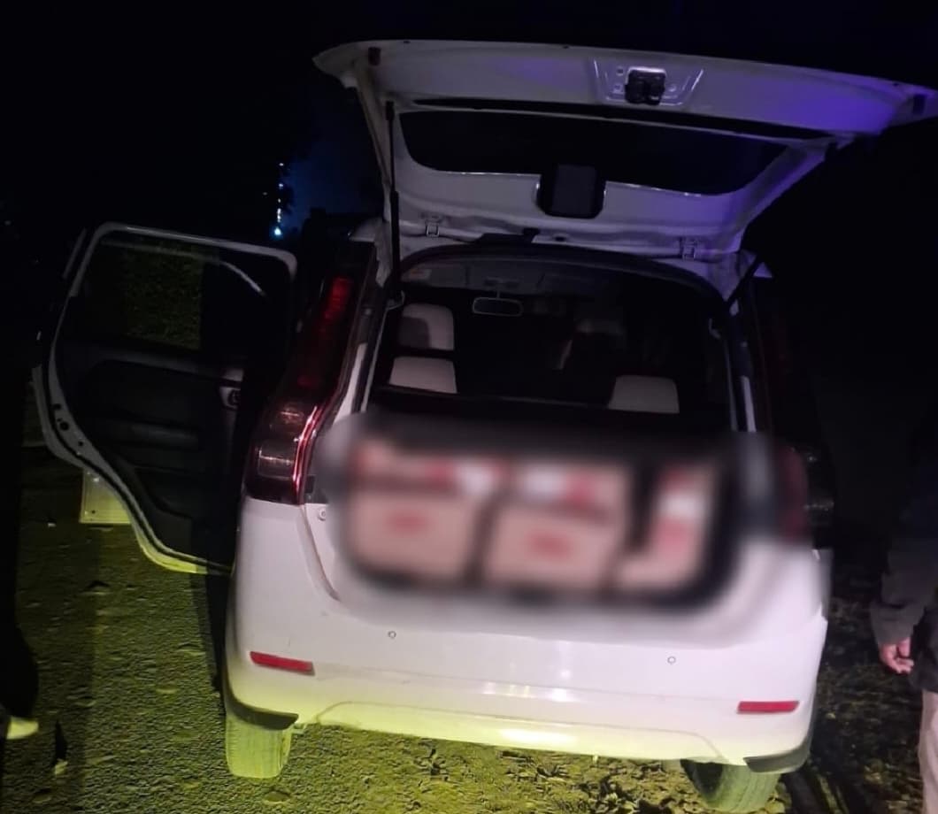 कार से 319 लीटर अंग्रेजी शराब बरामद, तस्कर फरार