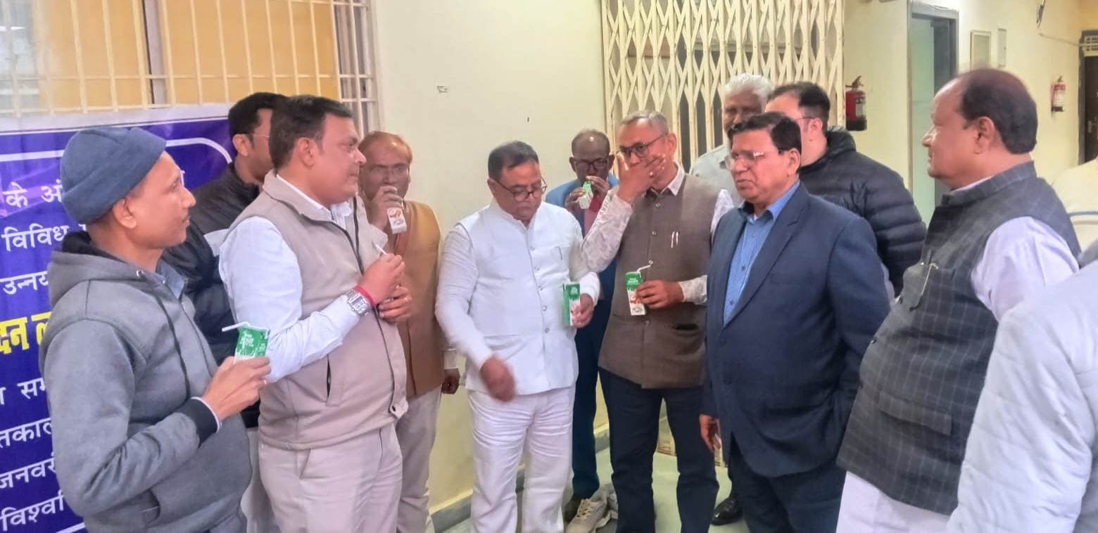 कुलपति के आश्वासन पर सीनेटर ने समाप्त किया धरना