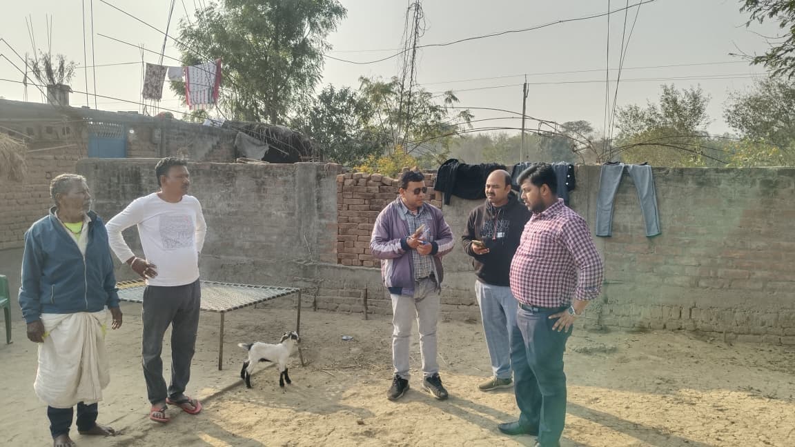 प्रधानमंत्री आवास योजना सर्वे का बीडीओ ने किया औचक निरीक्षण, पारदर्शिता पर दिया जोर