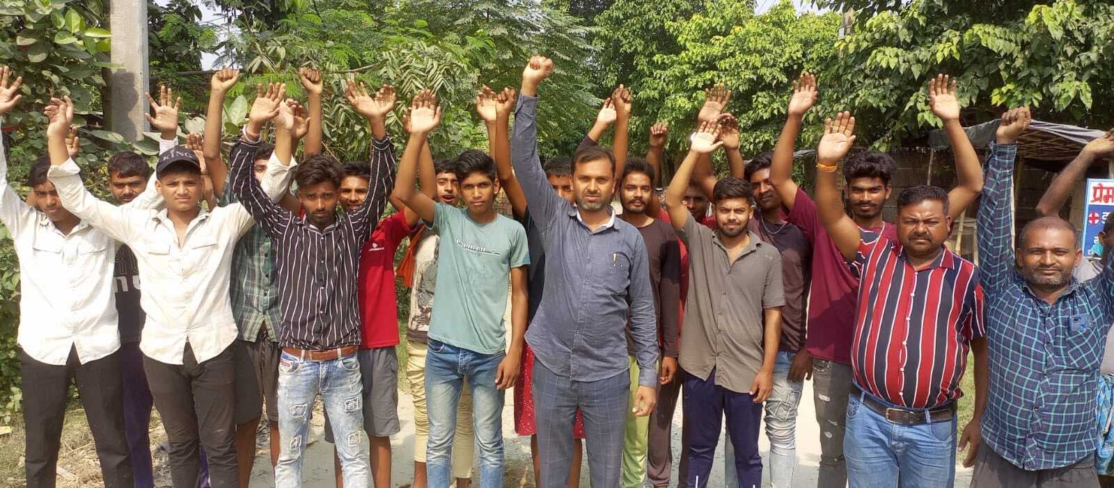 स्कूल भवन निर्माण की मांग को लेकर सिपाया में ग्रामीणों ने जाम की सड़क